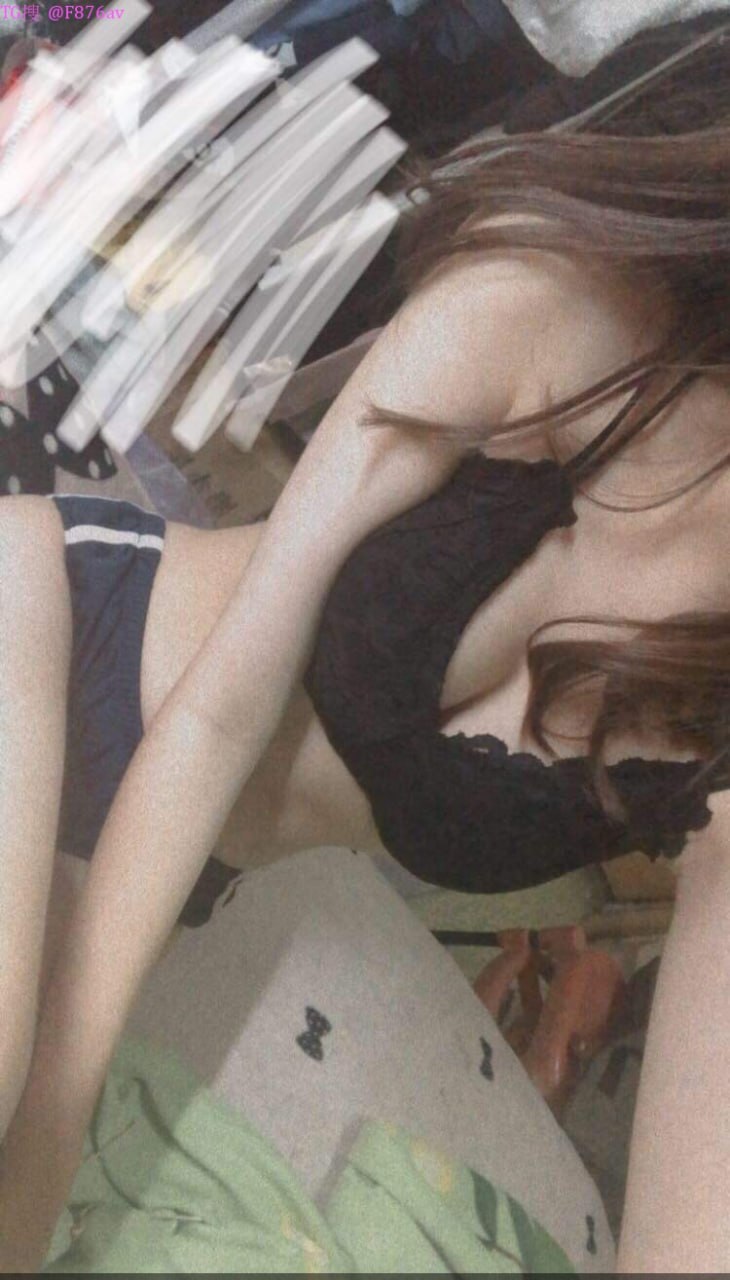 Cô bạn gái dễ thương và ngoan ngoãn này có chút ngại ngùng trước ống kính...