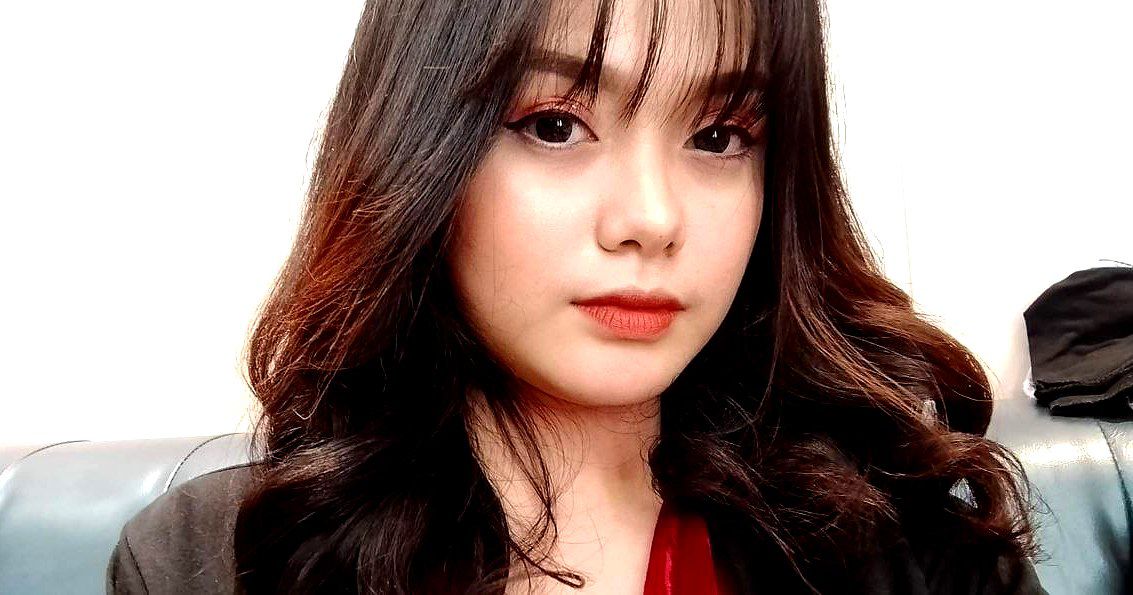 Anh trai hết hồn trước cô em kế cả gan thủ dâm tại phòng khách